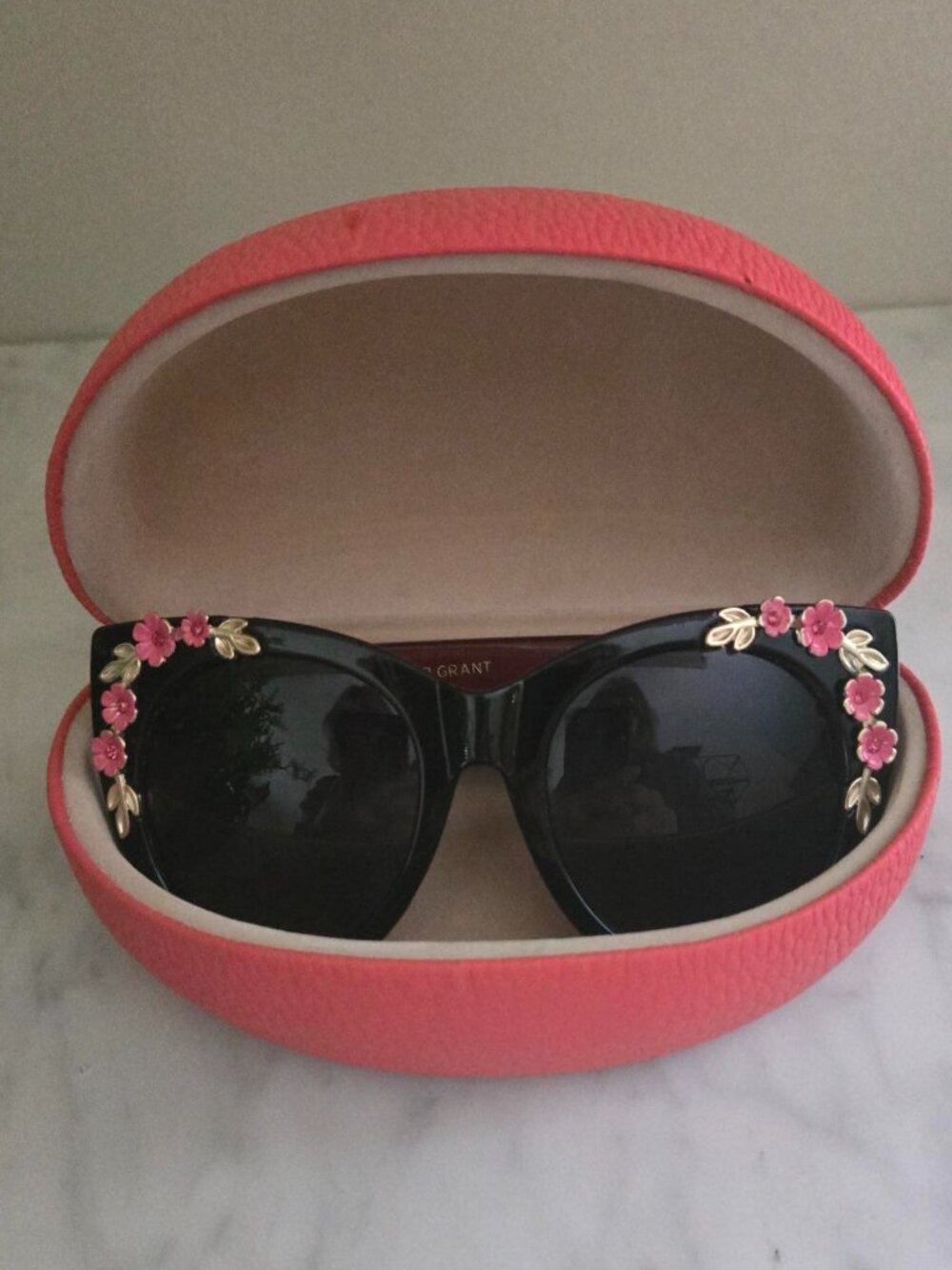 FOSTER GRANT CAT EYE SUNGLASSES w/FLORAL DETAILS + CASE